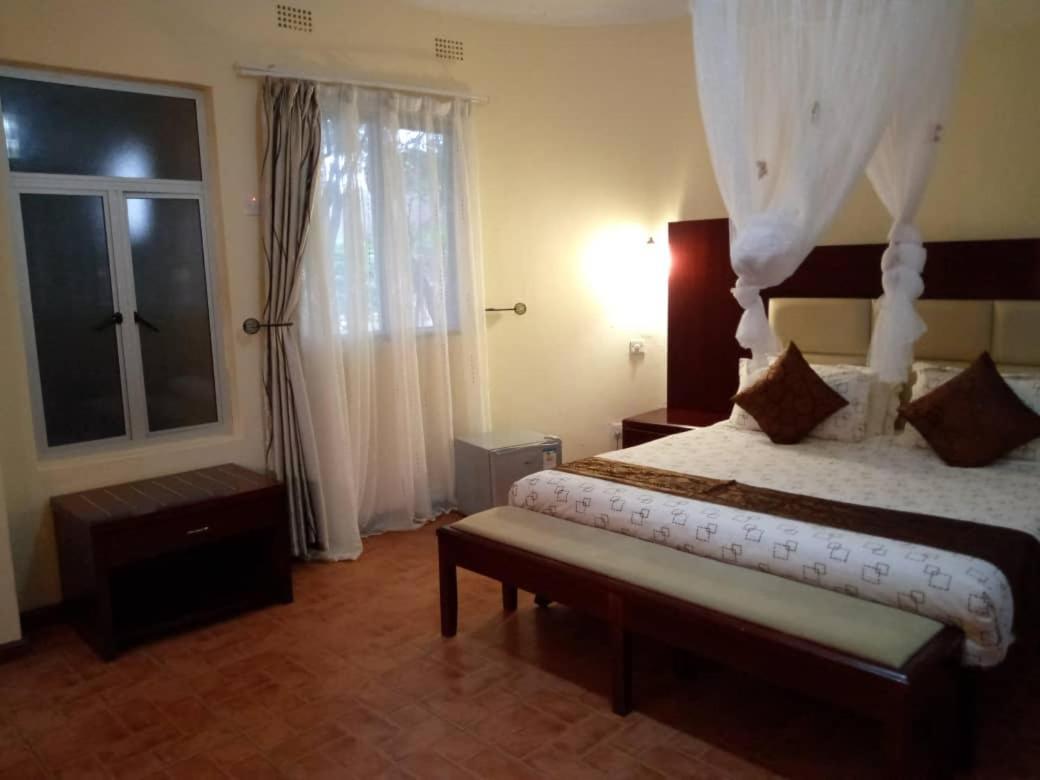 Chamba Valley Exotic Hotel ลุซากา ภายนอก รูปภาพ