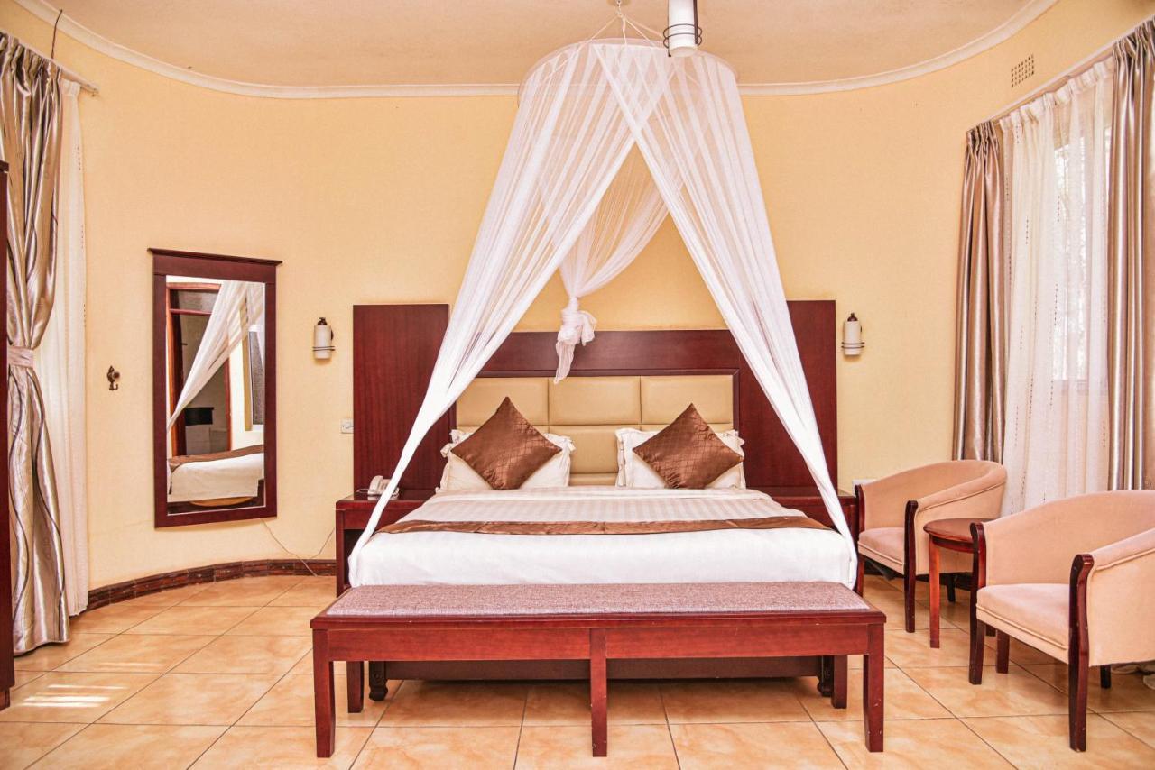 Chamba Valley Exotic Hotel ลุซากา ภายนอก รูปภาพ
