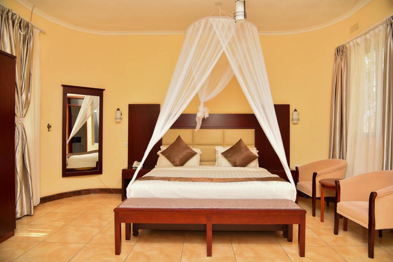 Chamba Valley Exotic Hotel ลุซากา ภายนอก รูปภาพ
